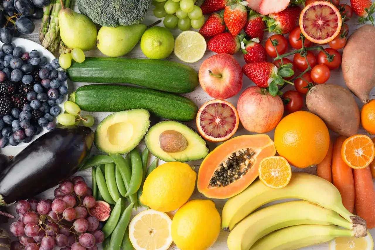 Frutas y verduras frescas, ideales para una dieta running: ar&aacute;ndanos, fresas, naranjas, pl&aacute;tanos, aguacates, zanahorias, br&oacute;coli, uvas, manzanas, peras, limones, papaya, berenjena, guisantes.