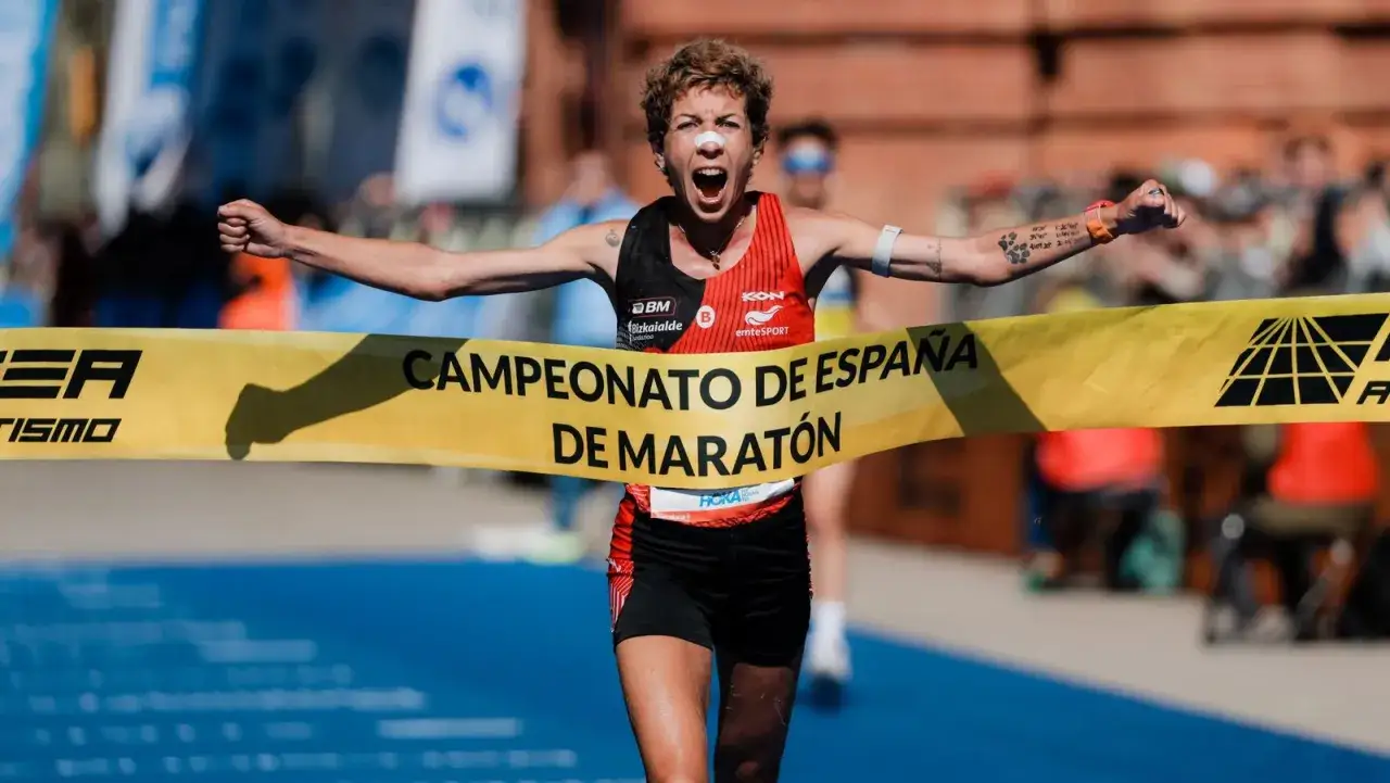 Carolina Robles cruza la meta del Campeonato de España de Maratón, victoriosa y exhausta.