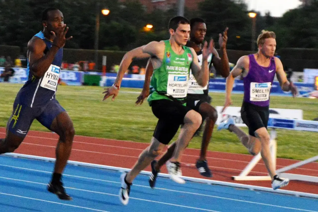 Atletas compiten en una carrera de 100 metros, buscando el r&eacute;cord de Espa&ntilde;a.