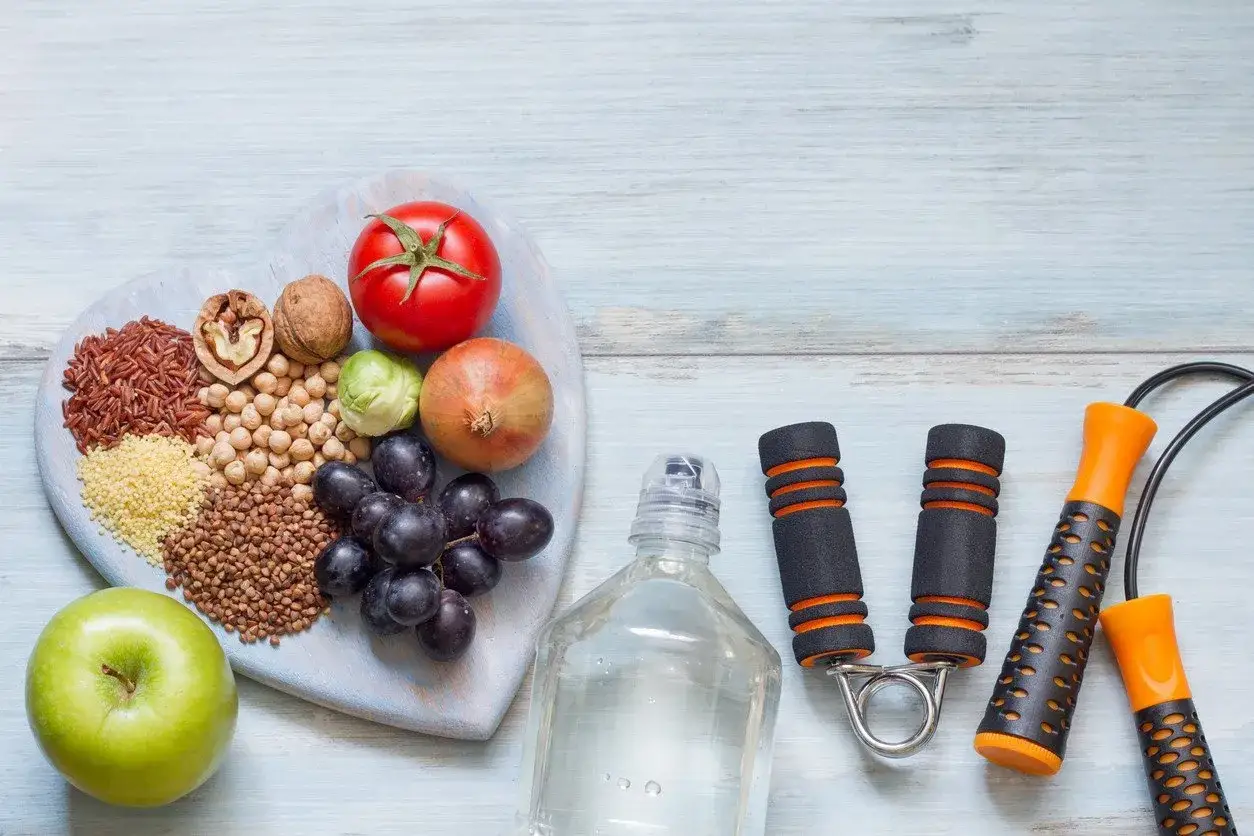 Corazón de alimentos integrales: arroz, lentejas, garbanzos, nueces, frutas y verduras. Evita los alimentos refinados para una vida sana y activa con pesas y cuerda de saltar.