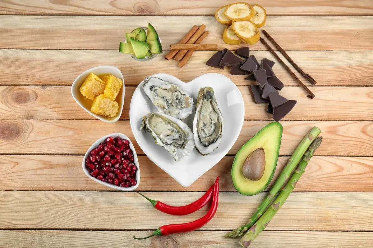 Ostras, aguacate, granada, miel, chocolate, plátano y espárragos, algunos alimentos que pueden ayudar a aumentar la testosterona.