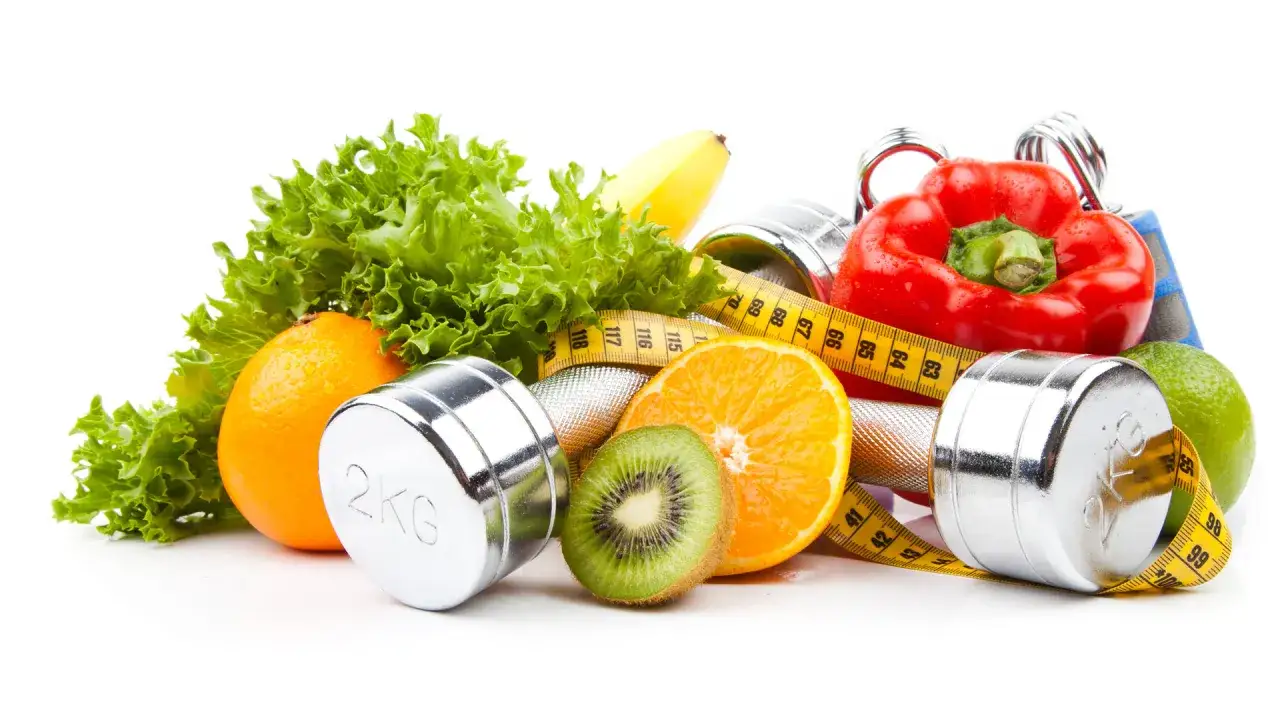 Pesas, cinta m&eacute;trica y frutas frescas: la combinaci&oacute;n perfecta para tu dieta inversa y un estilo de vida saludable.