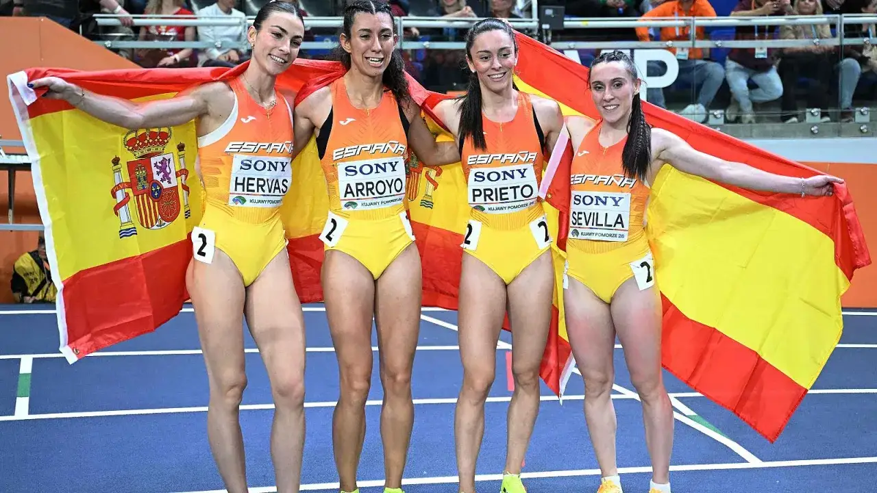 Equipo español de 4x400 metros femenino, con la bandera de España. ¡Orgullo en la pista!