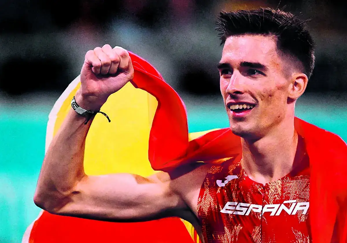 Mario Garc&iacute;a Romo, atleta espa&ntilde;ol, celebra con la bandera de Espa&ntilde;a.