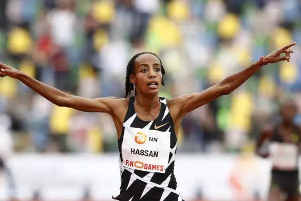 Sifan Hassan cruza la meta con los brazos en alto, celebrando su victoria en los Fiko Games.