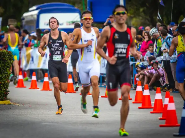 Atletas compiten en una carrera de marcha, con el dorsal "HETTICH GER" visible.