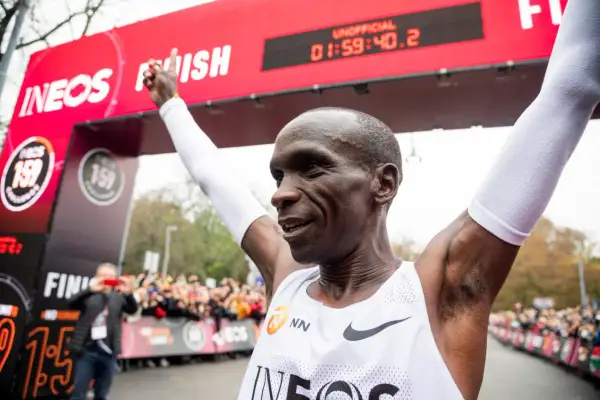 Eliud Kipchoge celebra su histórica marca en el maratón, cruzando la meta en 1:59:40.2.