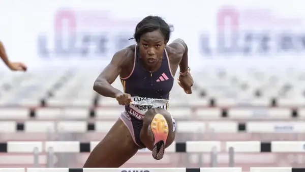 Atleta supera vallas en carrera de 110 metros.