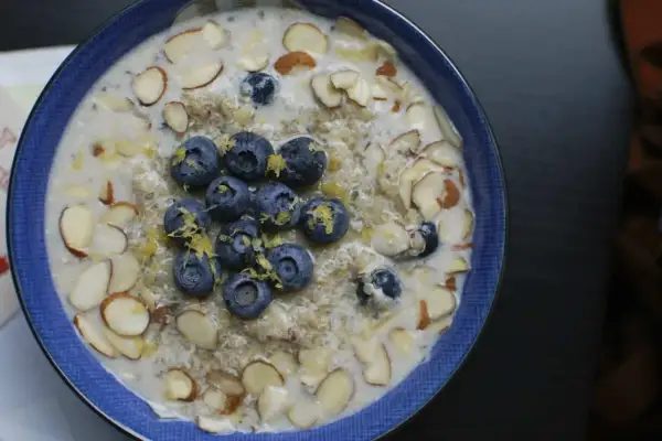 Un tazón de avena con arándanos y almendras. La inulina para que sirve, como fibra prebiótica, mejora la digestión y la salud intestinal.