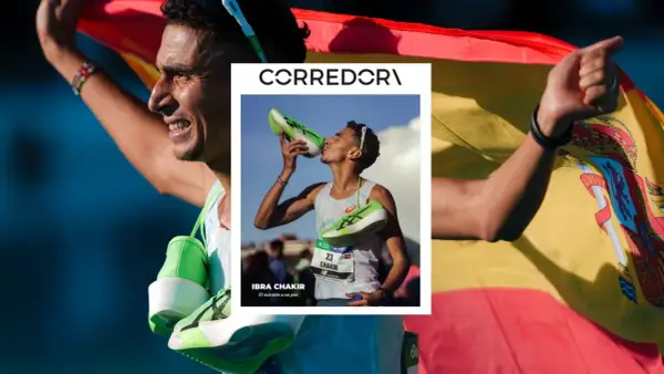 Ibrahim Chakir, corredor español, besa sus zapatillas verdes tras ganar una carrera, envuelto en la bandera de España.