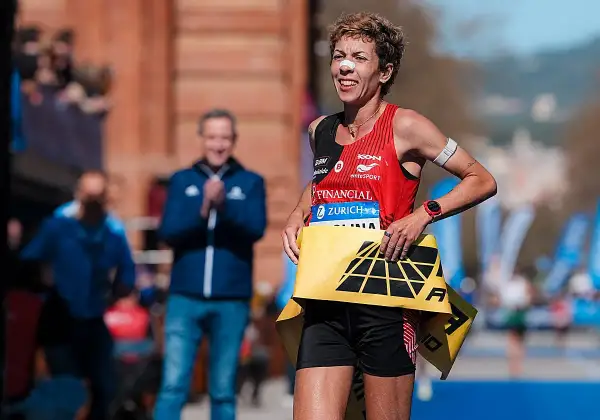 Carolina Robles, sonriente y con una banda en la nariz, celebra su victoria en la maratón.
