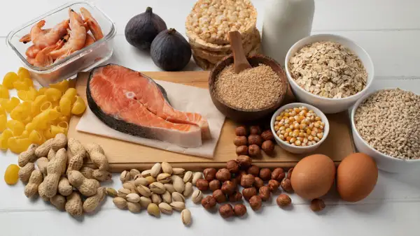Salmón, camarones, huevos y frutos secos: alimentos ricos en carnitina para que sirve en tu energía.