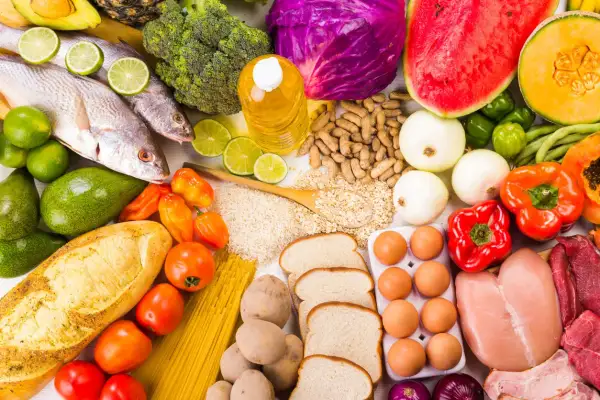Variedad de alimentos: pescado, aguacates, huevos, carne, frutos secos, verduras y frutas. Una dieta rica en estos alimentos puede ayudar a mantener niveles saludables de testosterona.