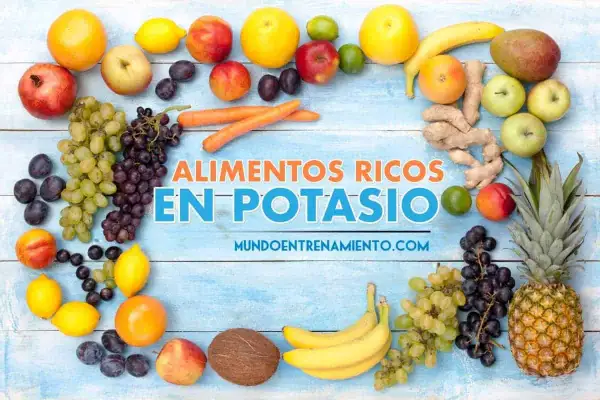 Frutas y verduras coloridas, como plátanos, naranjas, uvas y zanahorias, forman parte de los 10 alimentos ricos en potasio.