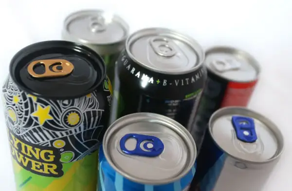 Latas de bebidas energéticas. La taurina es mala, pero estas latas prometen energía.