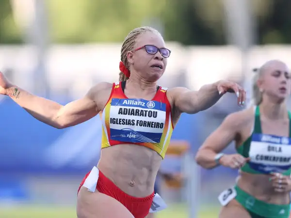 Adiaratou Iglesias compite con determinación, su rostro concentrado y sus brazos extendidos en la pista.