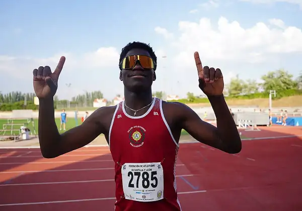 Atleta con gafas naranjas celebra en la pista, dorsal 2785. ¡Podría ser el nuevo récord de España 100 metros!