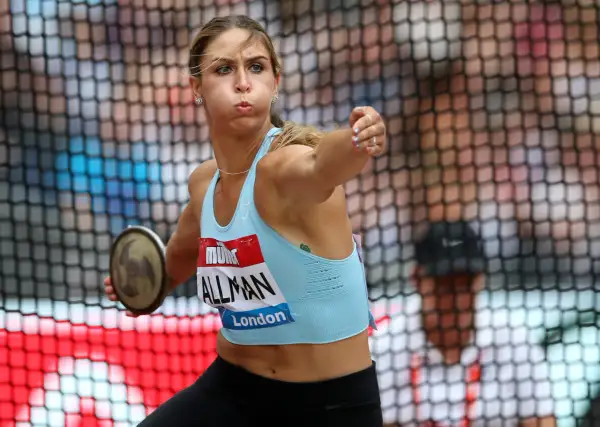 Valarie Allman, atleta de lanzamiento de disco, se prepara para lanzar.