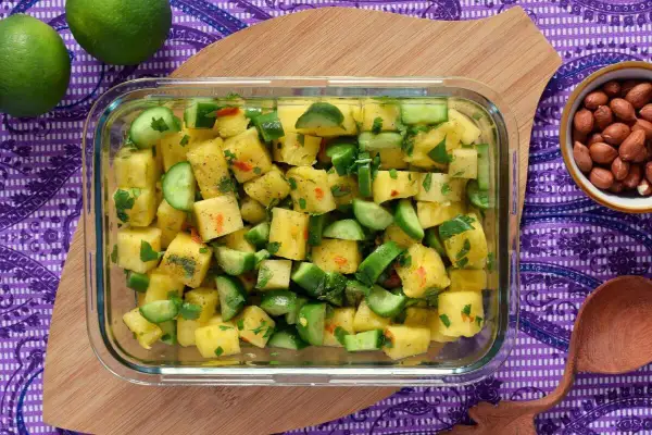 Ensalada de piña y pepino, ideal para la cena. Descubre los beneficios de cenar pepino con esta refrescante receta.