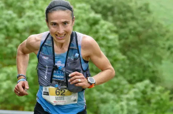 Maite Maiora, atleta de trail running, corre con determinación. Su número 62 es visible en su dorsal.