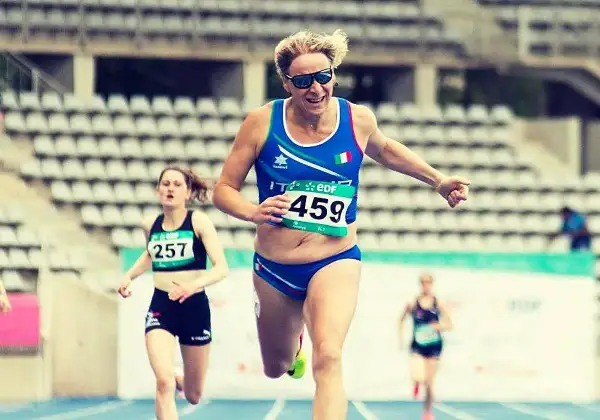 Valentina Petrillo compite en una carrera de atletismo, con el dorsal 459, mostrando determinación y fuerza en la pista.