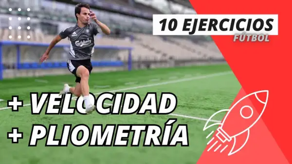Futbolista entrenando en campo, enfocado en ejercicios de pliometría para aumentar velocidad. ¡Acelera tu juego!