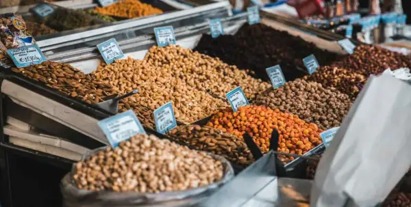 Montones de frutos secos en un mercado, incluyendo almendras que engordan.