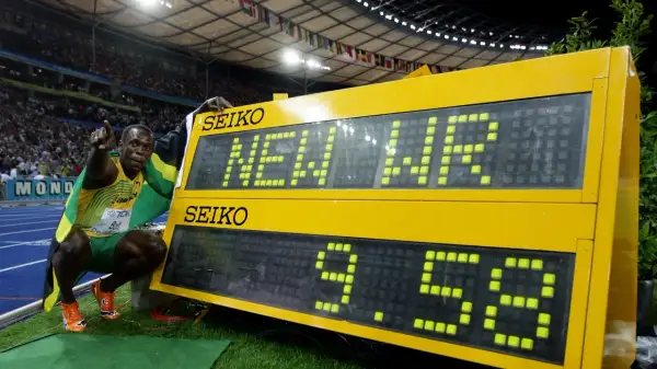 Usain Bolt celebra su récord mundial en 100 metros lisos, 9.58 segundos. ¡Las mejores marcas 100 metros lisos!