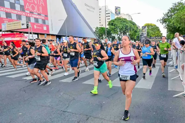 Corredores participan en una carrera urbana, ideal para tu rutina para empezar a correr.