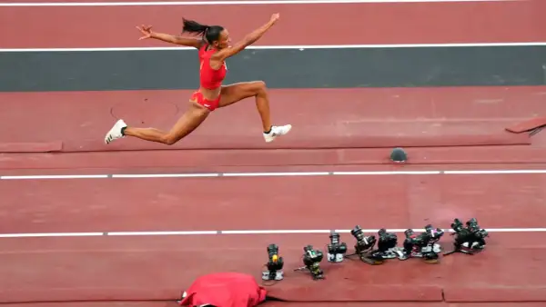 Ana Peleteiro en pleno salto, con la mirada fija en el objetivo.