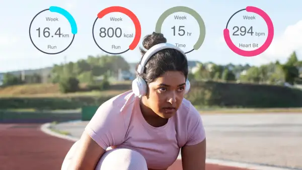 Mujer con auriculares en una pista de atletismo, con estadísticas de ejercicio: 16.4 km, 800 kcal, 15 horas y 294 bpm. ¡Controla tus calorías diarias!