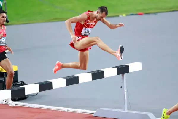 Dani Arce, atleta español, salta un obstáculo en una carrera de atletismo.